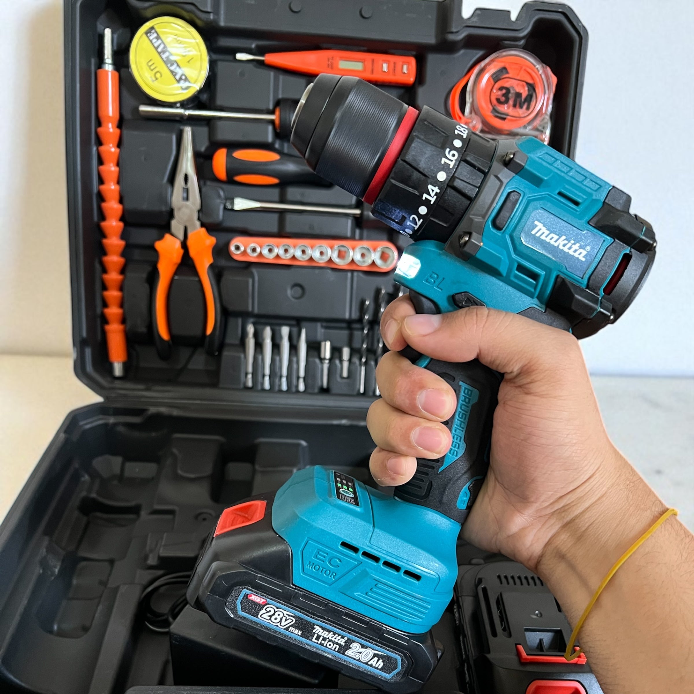 Visseuse Makita 28V accesoires