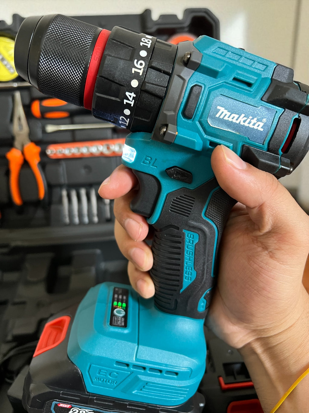 Visseuse Makita 28V accesoires